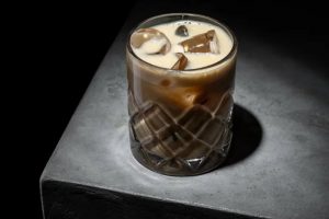 В жаркий день можно освежиться холодным кофе. Приготовьте концентрат cold brew и смешайте его с другими ингредиентами