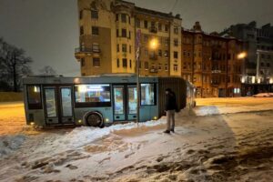 «Исключительная обстановка». Губернатор попросил петербуржцев не выходить из дома и не мешать уборке